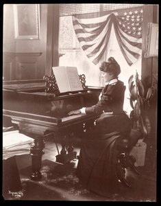 Mme Florence Clinton Sutro jouant du piano chez elle au 320 West 102nd Street, New York, 1899